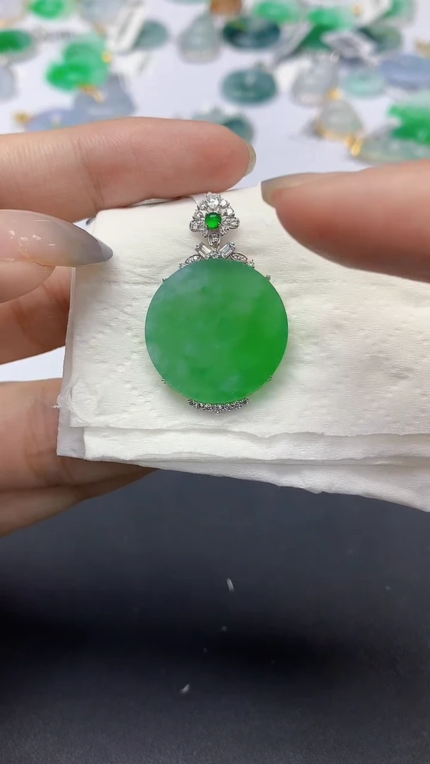 翡翠18K金镶嵌颈饰天然缅甸a货翡翠