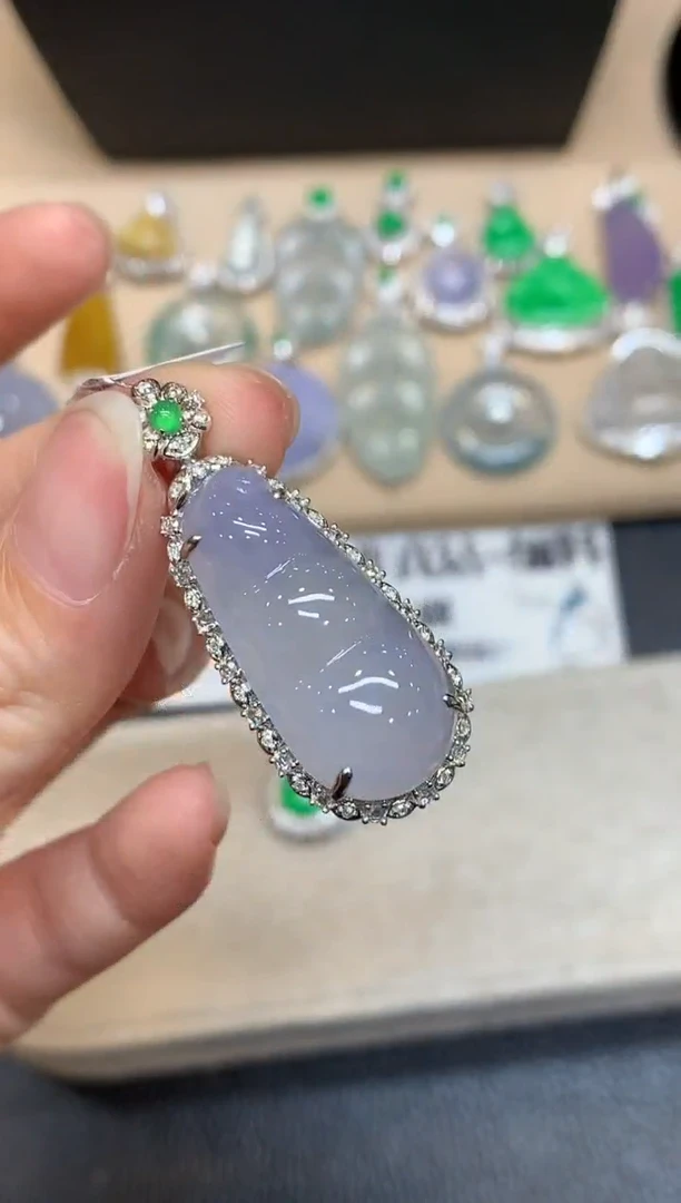 颈饰18K金镶嵌翡翠福豆【无服务费