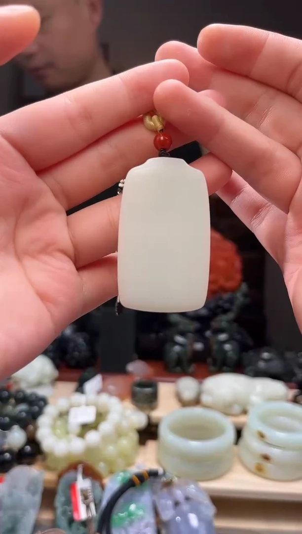 颈饰未镶嵌和田玉吊坠