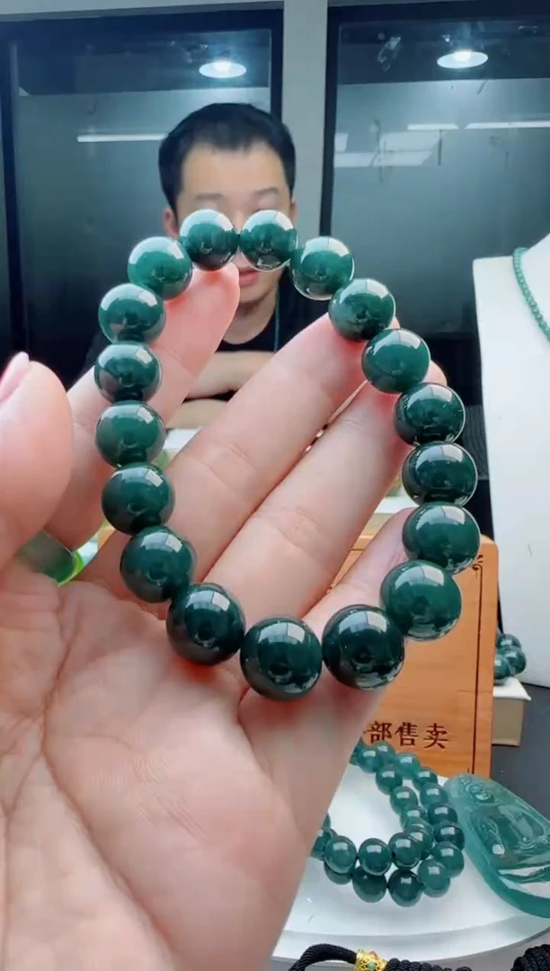 翡翠未镶嵌颈饰多样性发货其中一件