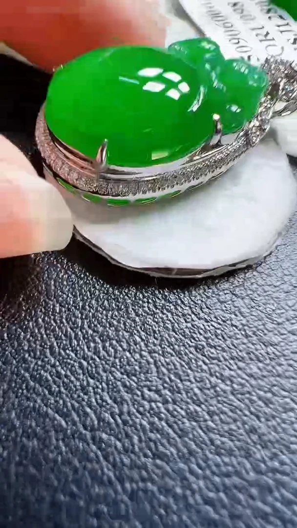 颈饰18K金镶嵌翡翠吊坠
