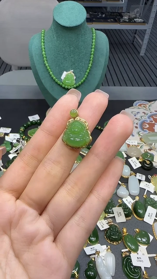 18K金镶嵌和田玉挂件1