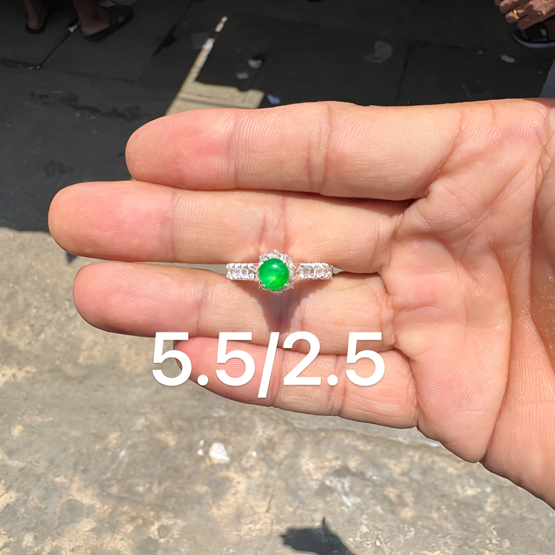 0531(小哪吒在源头)玻璃种翡翠正圆金丝阳绿戒面杠味荧光足