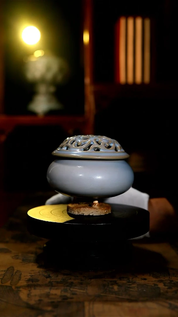 古法烧制木煤炭混烧天蓝釉卷草炉