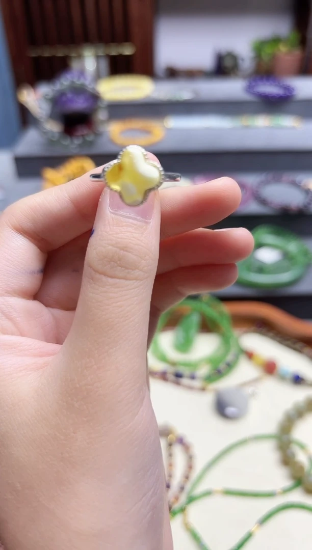 银S925镶嵌蜜蜡戒指s925银蜜蜡四叶花戒指GW