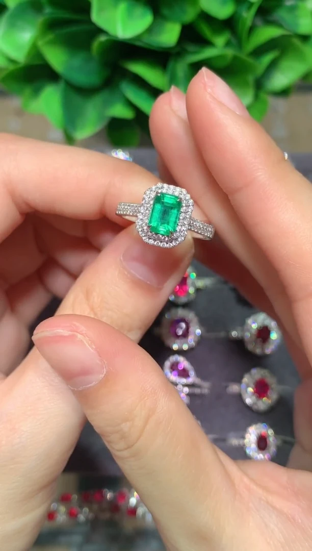 18K金镶嵌戒指祖母绿1.2CT