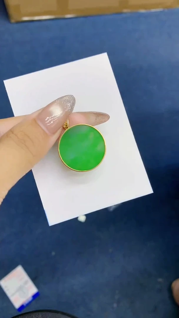 颈饰18K金镶嵌翡翠1