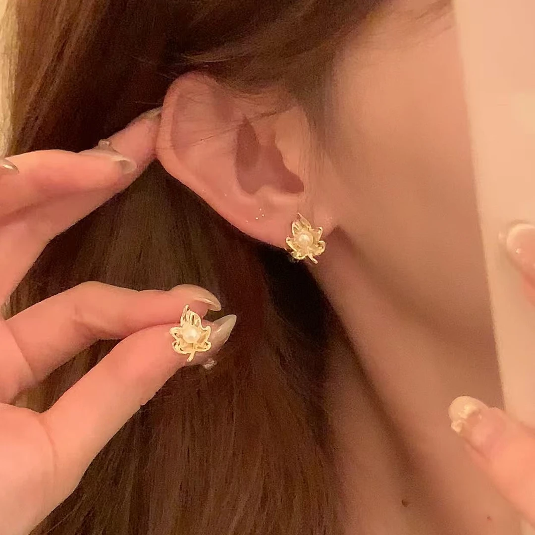 铜合金仿珍珠耳饰 秋冬轻奢鎏金枫叶珍珠耳环女气质百搭耳针耳饰