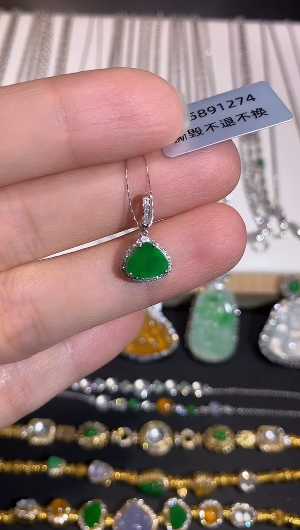 颈饰18K金镶嵌翡翠吊坠