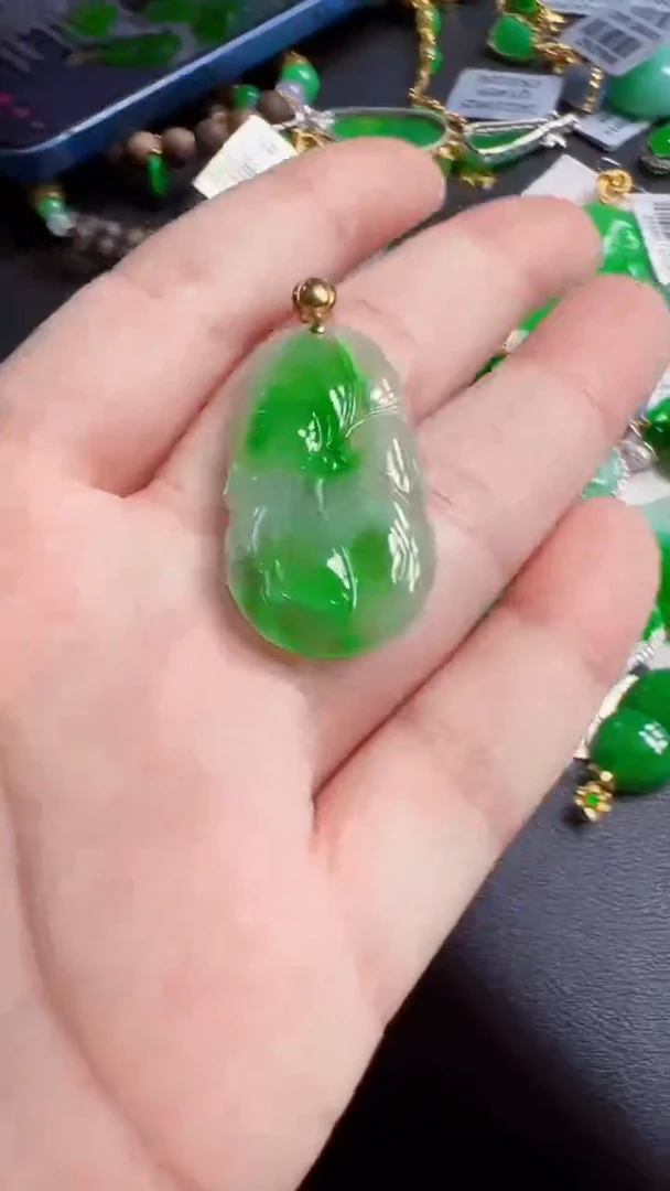 颈饰18K金镶嵌翡翠荷叶