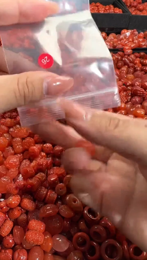 南红玛瑙未镶嵌颈饰1