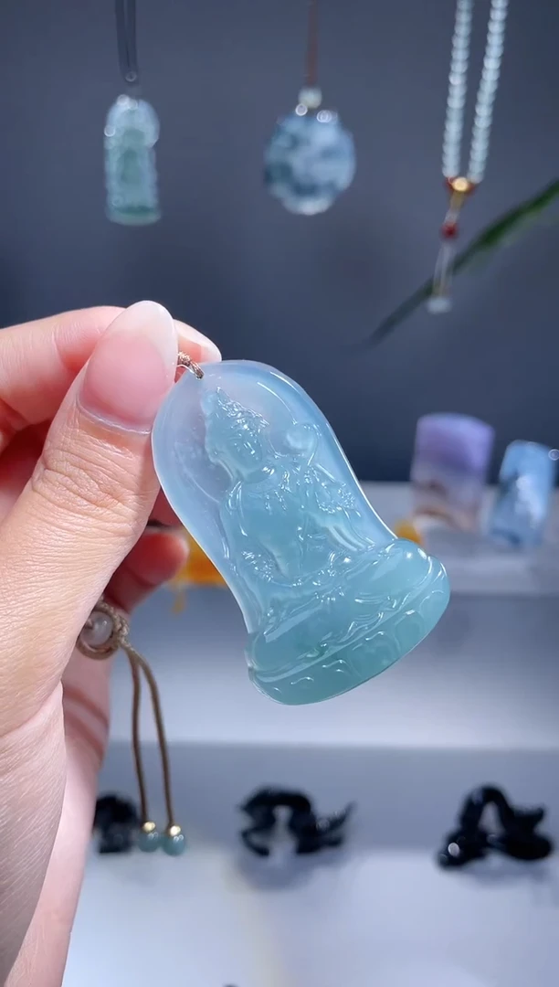 翡翠未镶嵌颈饰观音