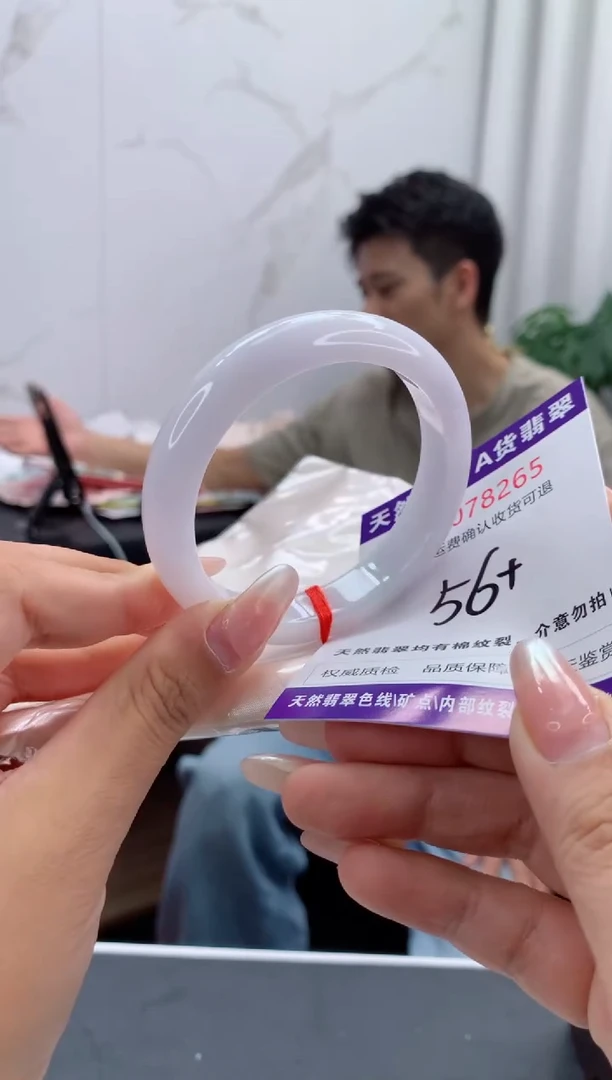 未镶嵌手镯翡翠有纹，完美者勿拍