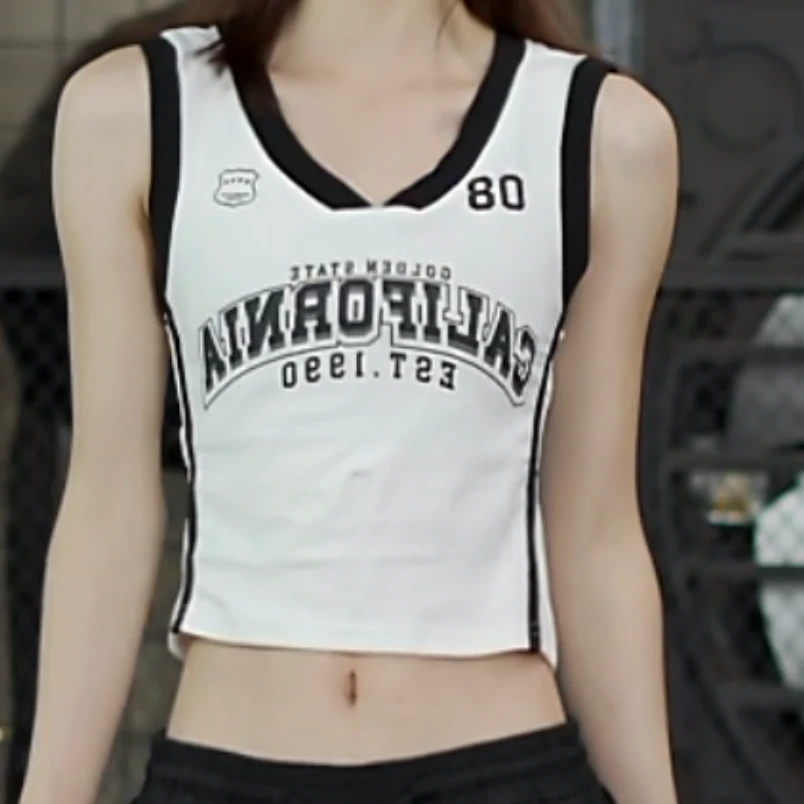 十三姨复古字母印花v领吊带背心女夏季学院风运动修身短款上衣