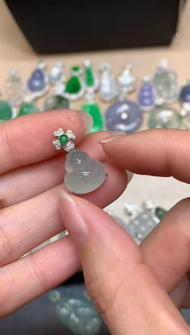 颈饰18K金镶嵌翡翠葫芦【无服务费