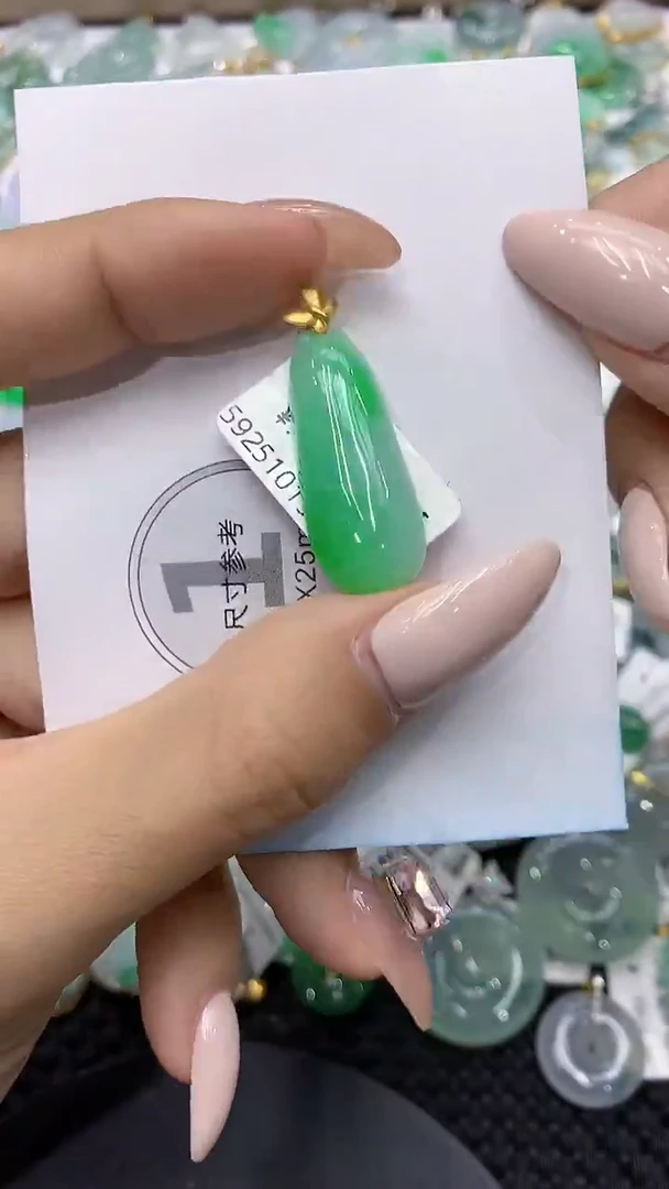 颈饰18K金镶嵌翡翠111111111111