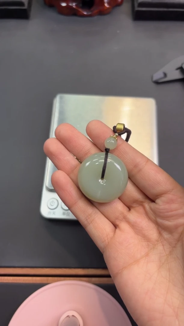 【闪购商品】和田玉吊坠(赠链)未镶嵌且末微色差近矿吊坠