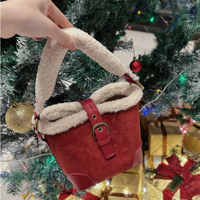 手提羊羔毛包包女式2025新款时尚秋冬百搭毛茸茸水桶包通勤斜挎包