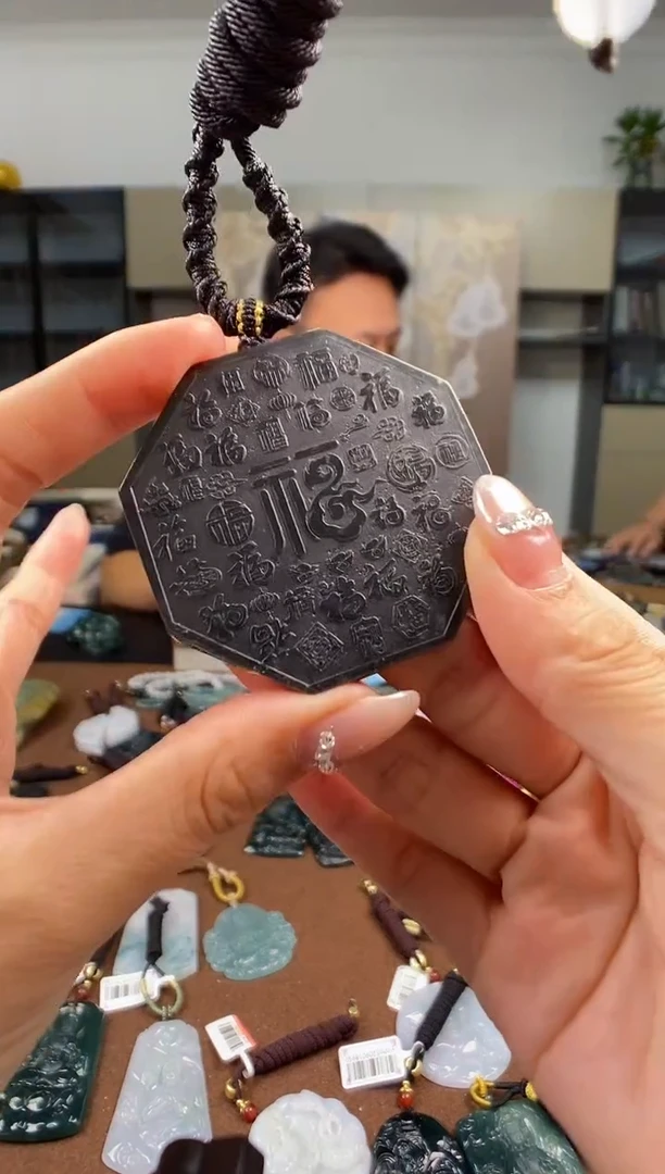 颈饰未镶嵌翡翠 多样性发其一