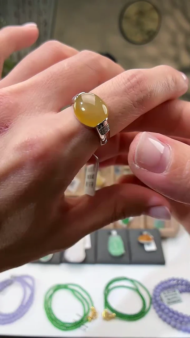 颈饰18K金镶嵌翡翠戒指