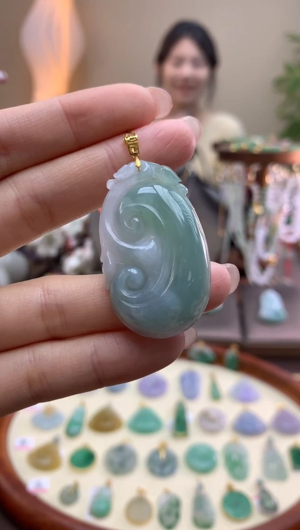 翡翠18K金镶嵌颈饰如意