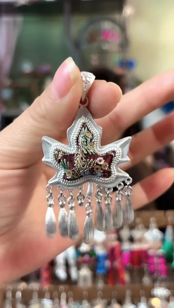 彩云南阁非遗老绣苗银饰品604