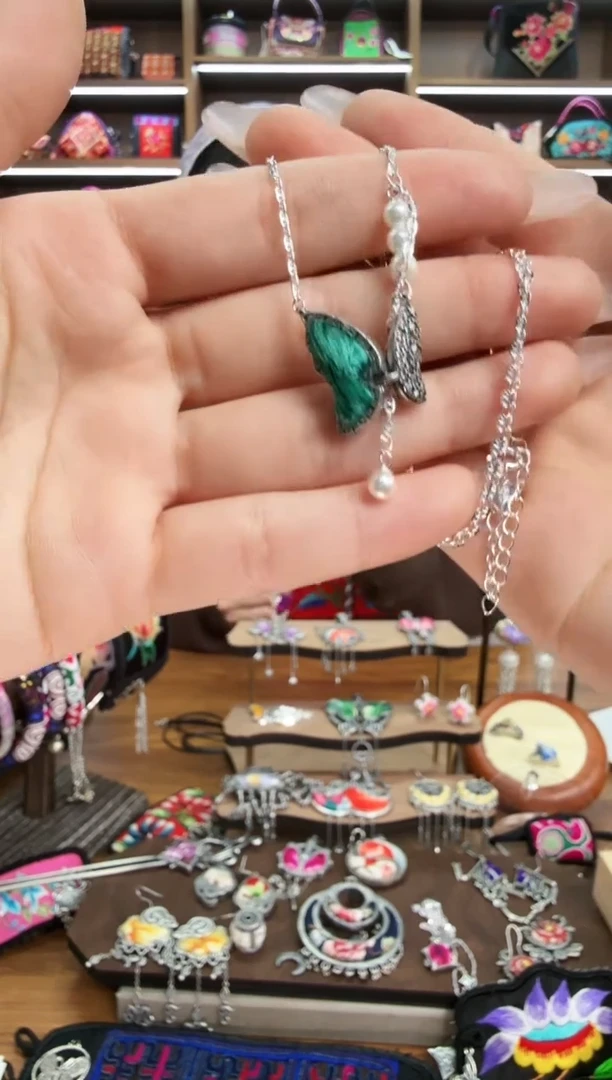 【闪购商品】织绣82蒙阿苏苗绣传承