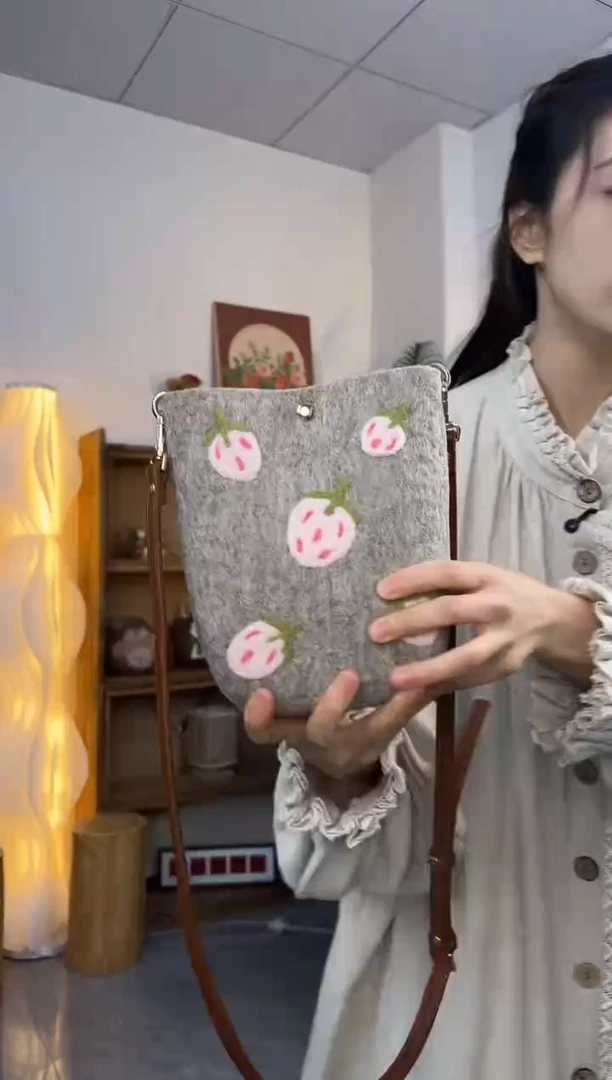 羊毛非遗纯手工包  手机包草莓