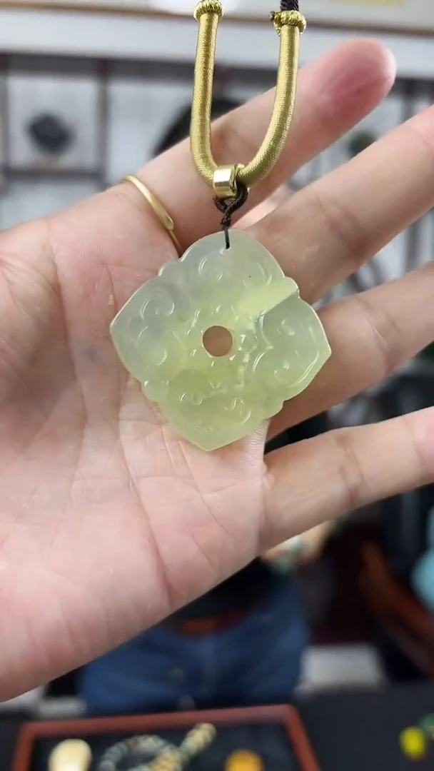 未镶嵌岫玉颈饰1