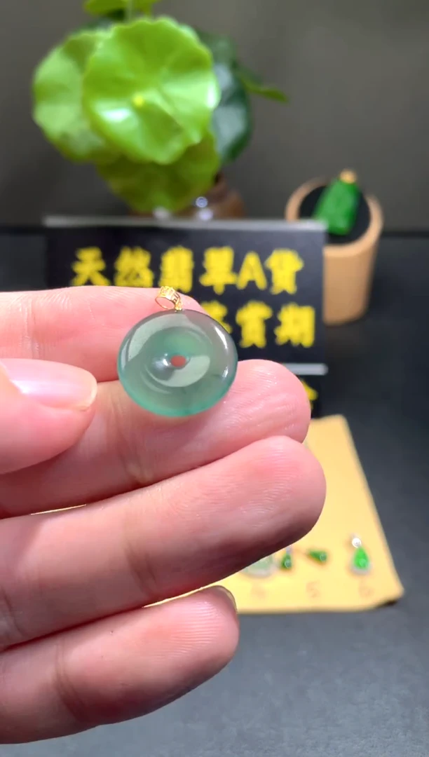 颈饰18K金镶嵌翡翠翡翠A货