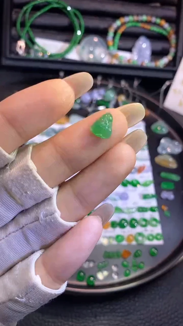 翡翠挂件未镶嵌白菜