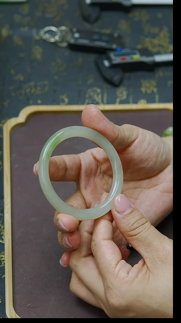 未镶嵌手镯和田玉54圈口  冰底圆条翠青手镯