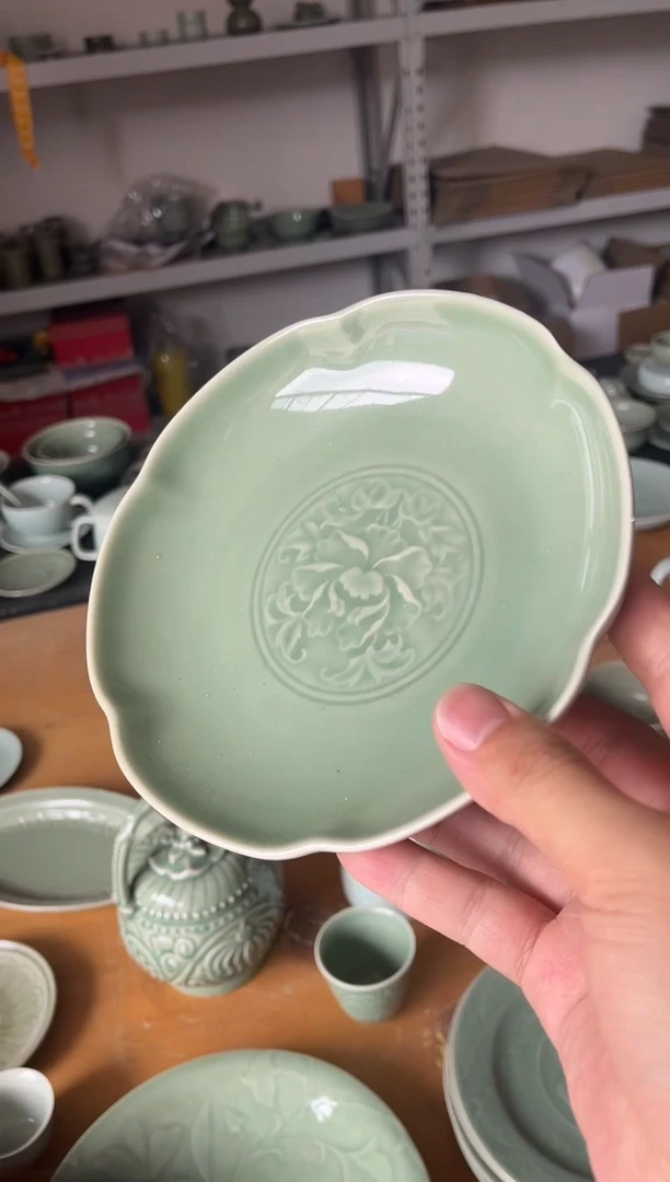 瓷二级瑕疵青釉花口盘1只