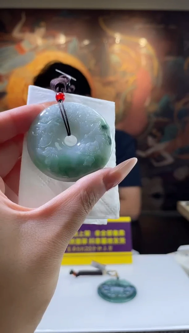 翡翠未镶嵌颈饰多样性发其一