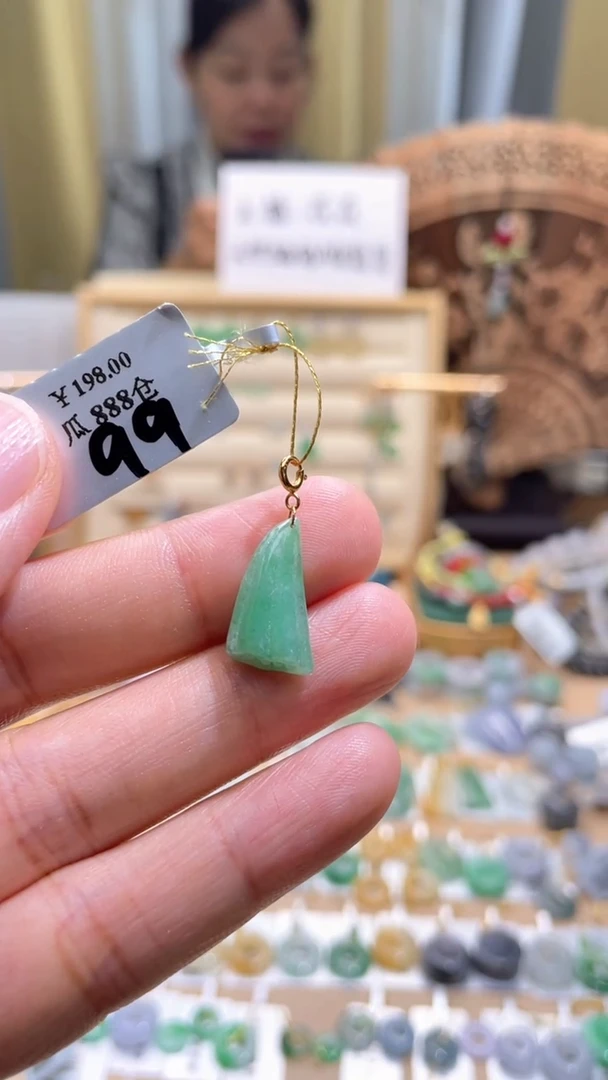 翡翠18K金镶嵌颈饰滴流