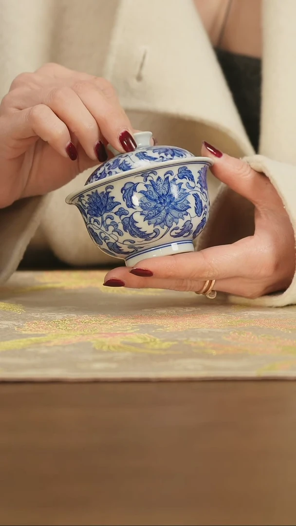 【闪购商品】景德镇手工青花缠枝莲点工盖碗