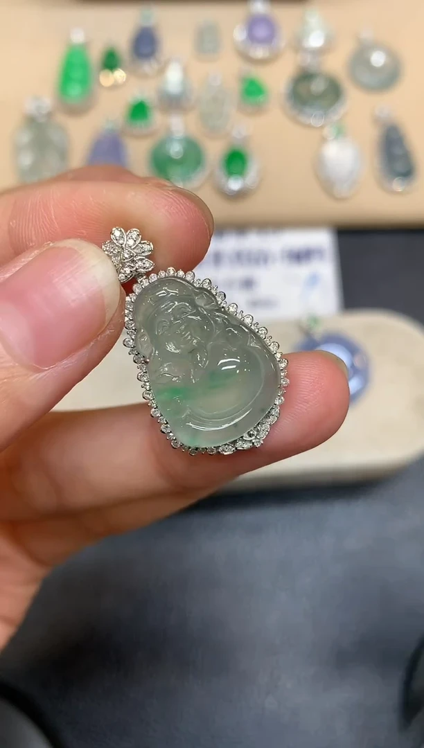 颈饰18K金镶嵌翡翠财神【无服务费【48小时鉴赏期】