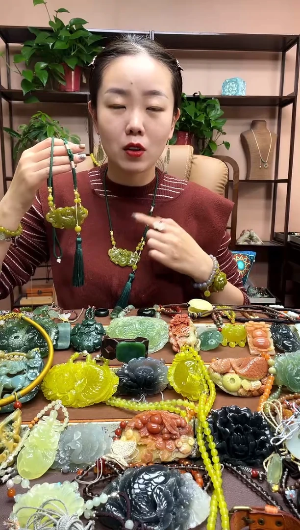 未镶嵌岫玉颈饰多样性发货发其中之一