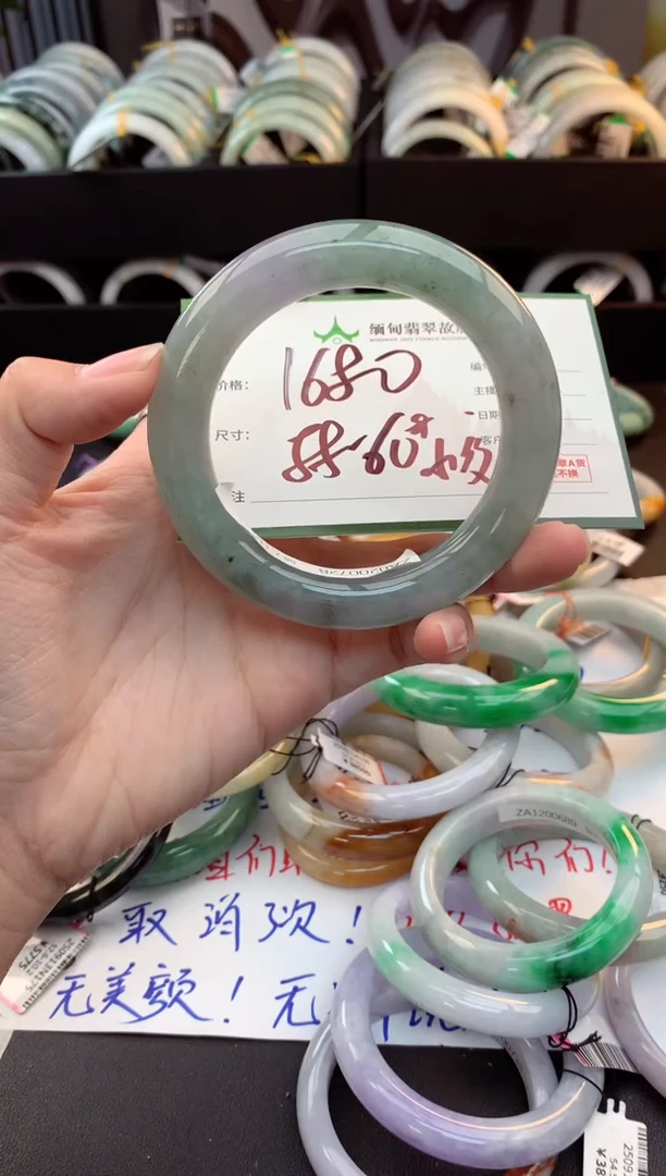 未镶嵌定制翡翠毛货需精细抛光+多人