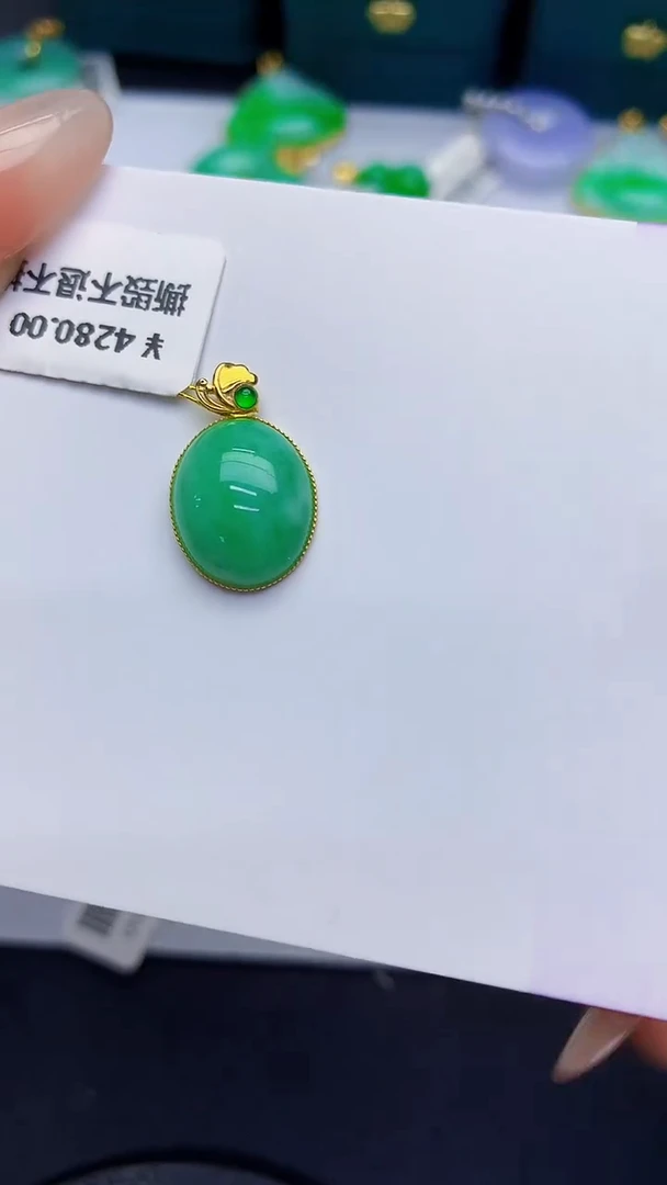 颈饰18K金镶嵌翡翠缅甸天然翡翠A货