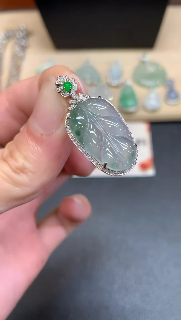 【闪购商品】翡翠颈饰18K金镶嵌叶子【无服务费】