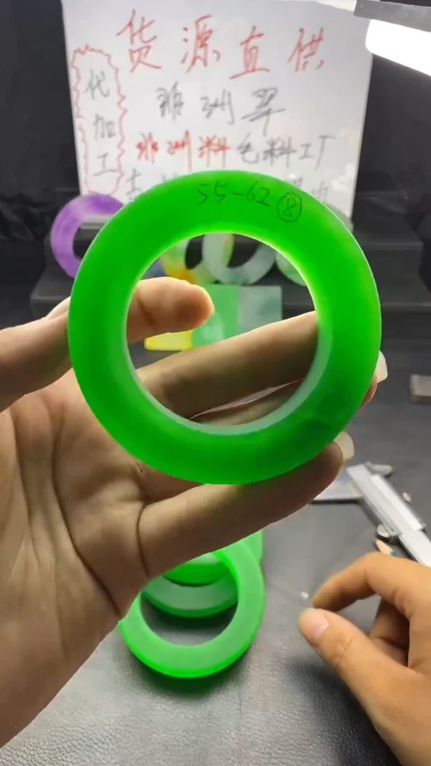 玉冰绿满色手镯毛坯