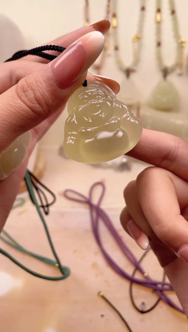 吊坠(赠链)未镶嵌石英质玉天然晴水大肚弥勒佛吊坠（手工绳冰透35