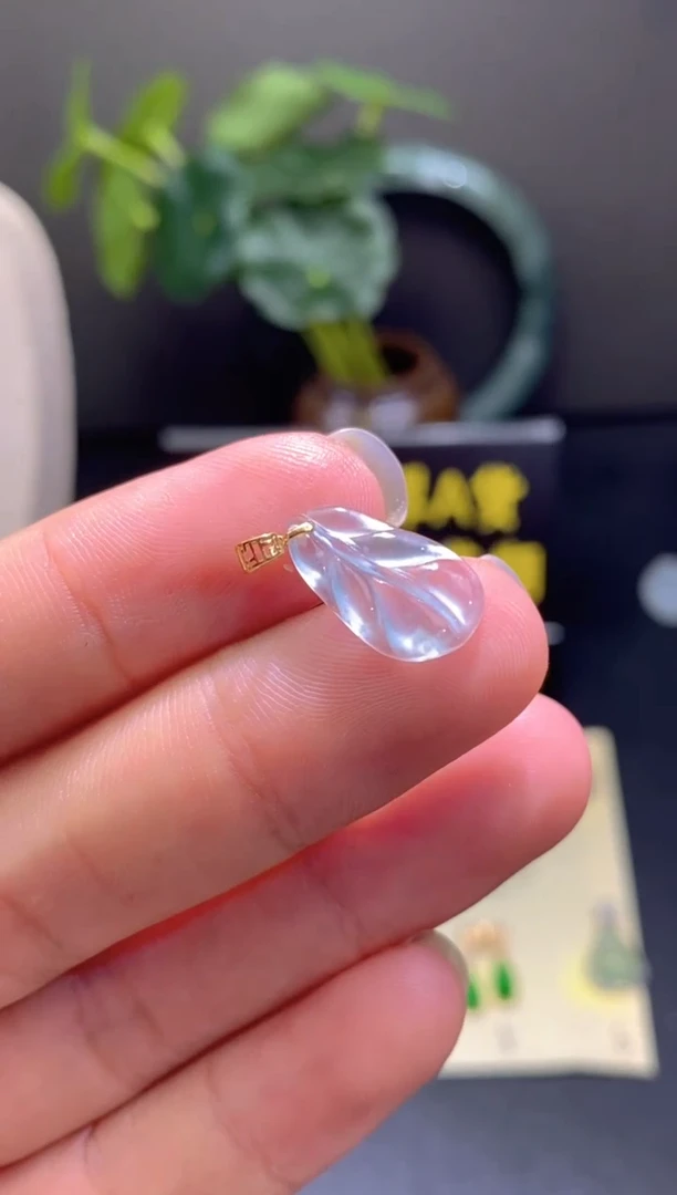 翡翠18K金镶嵌颈饰翡翠吊坠