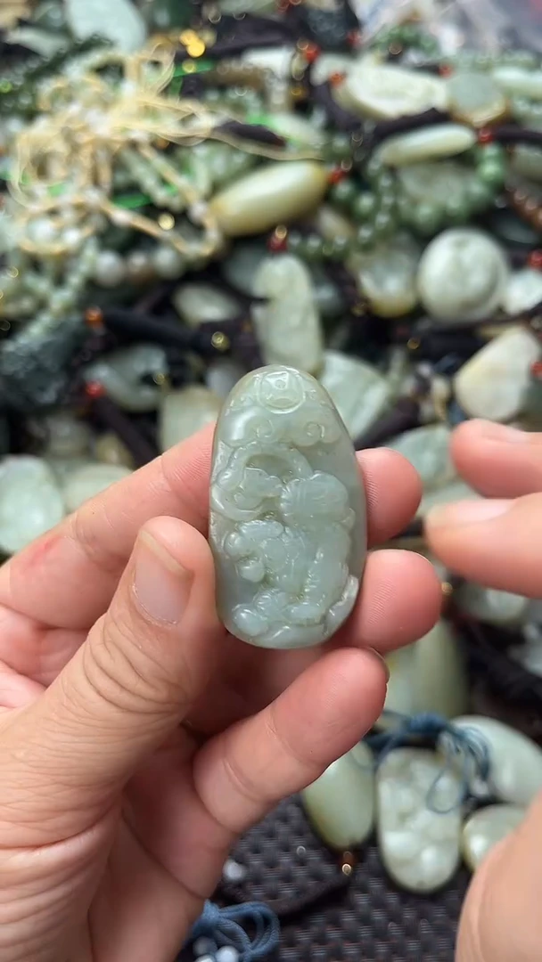 和田玉未镶嵌颈饰（多样性发一件）没有证书有瑕