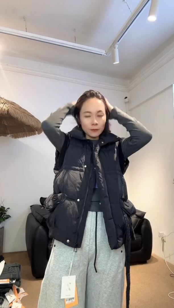 8978-黑-羽绒马甲