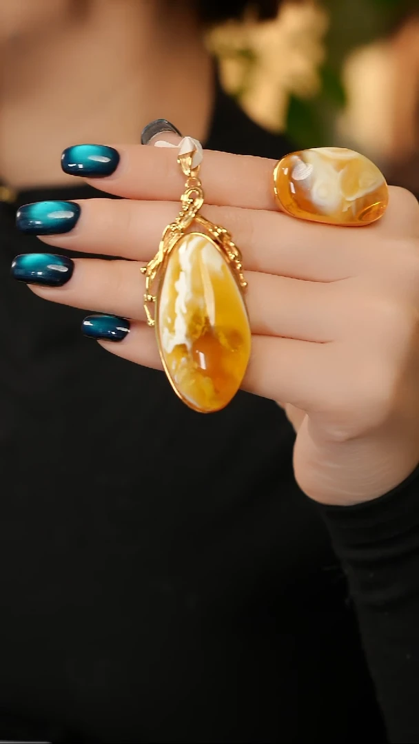 蜜蜡吊坠(赠链)银S925镶嵌孤品漆白洒金吊坠