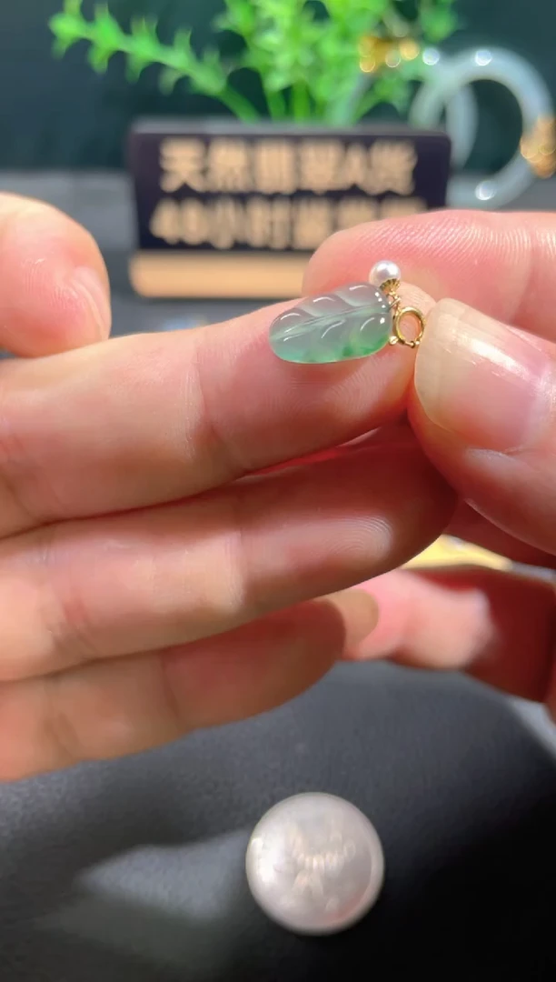 翡翠18K金镶嵌颈饰翡翠