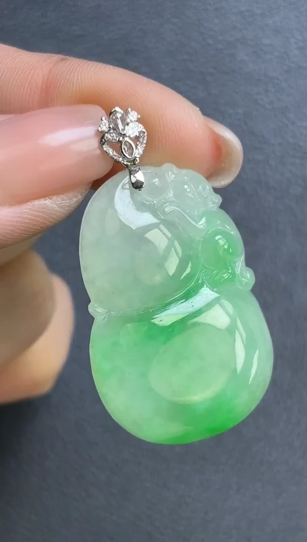 颈饰18K金镶嵌翡翠葫芦