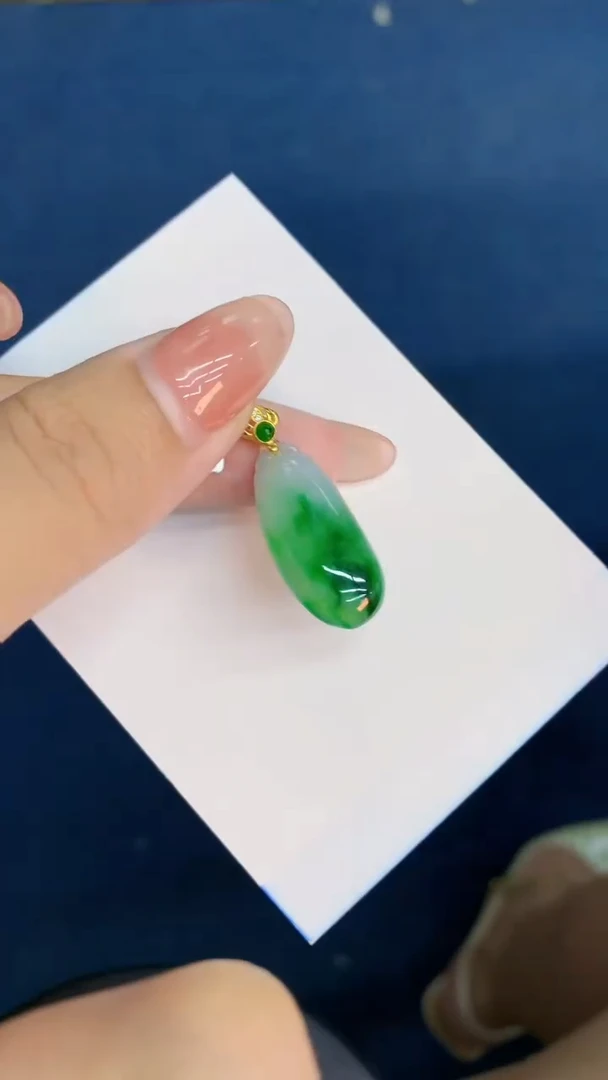 翡翠未镶嵌颈饰           1